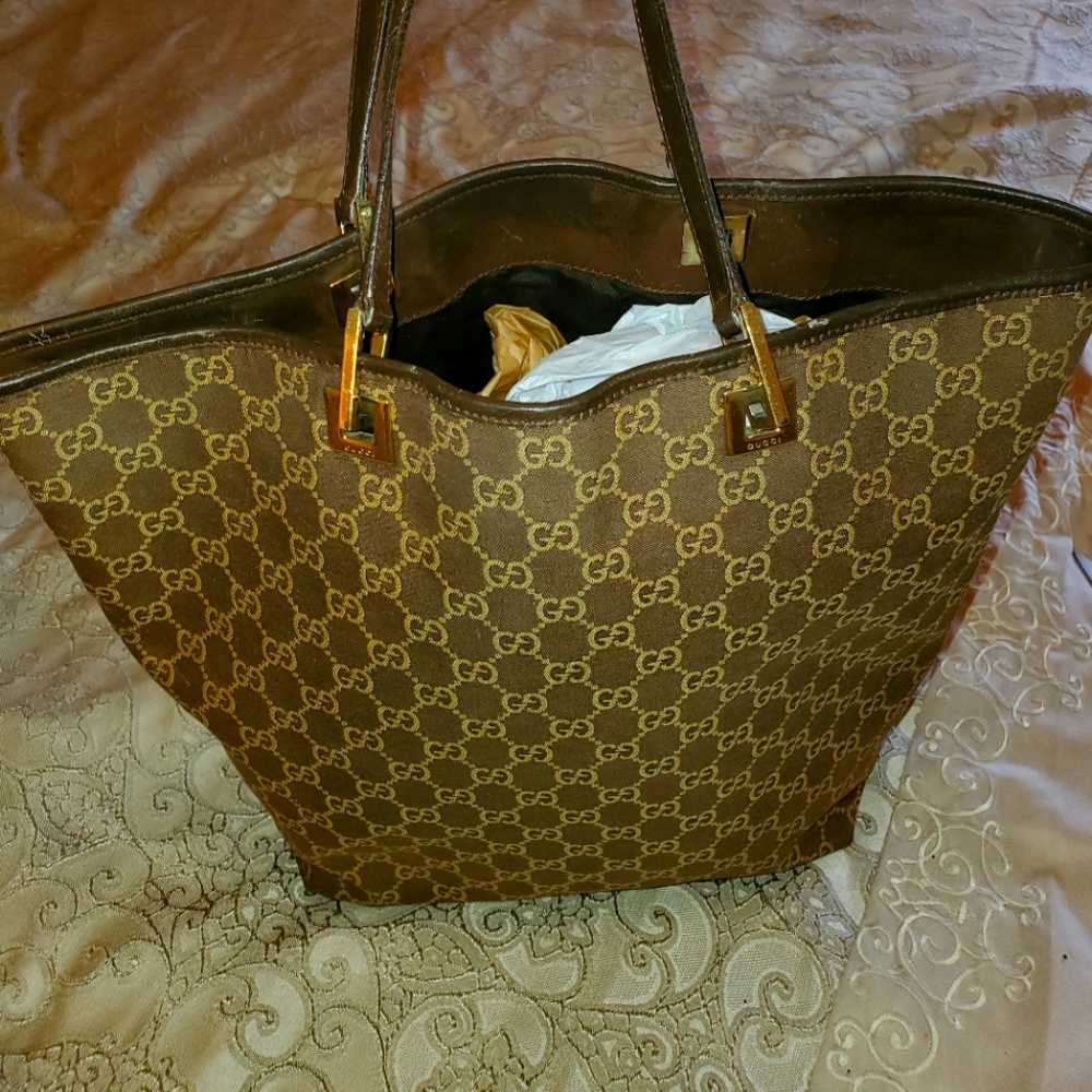 Classic vintage Gucci purse